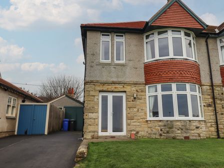 A house with a driveway and garden at Glen Avon in Seahouses