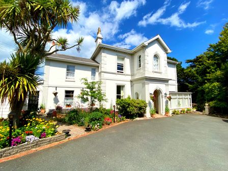 A house with a garden at Muntham Apartment 6 in Torquay