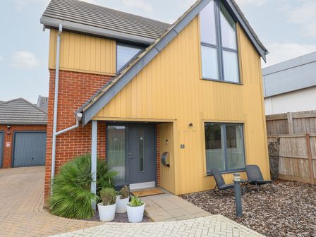 A house with a front garden and pathway at Manor Park View in Norwich