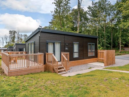 A cabin with deck and railing at Somersby (Pet) in Louth