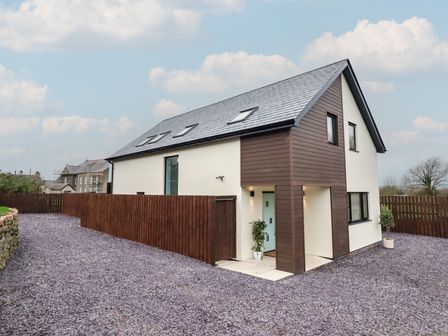 A house with front yard at Pistyll Ddu in Brynsiencyn near Llanfairpwllgwyngyll
