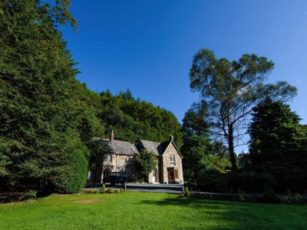 A house surrounded by trees and lawn at Ladye Park in Liskeard