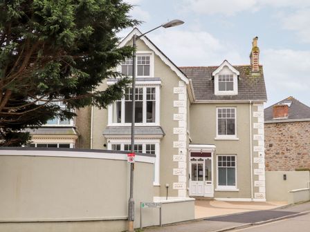 A house with windows and a door at Teylu in Camborne