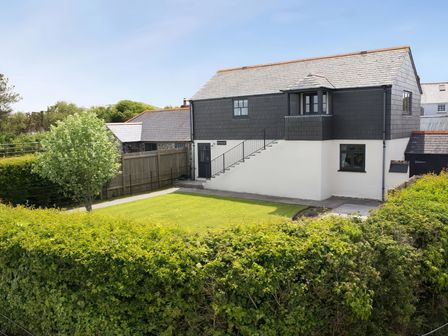 A house with stairs and a garden at The Granary, Engollan near St Merryn