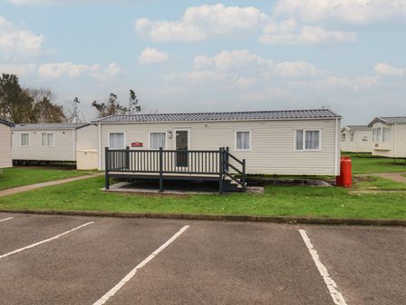 A caravan with a deck and parking area at No. 7 Ivy Scarborough