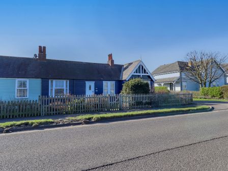 A house with a fence in front at Braeburn in Bamburgh