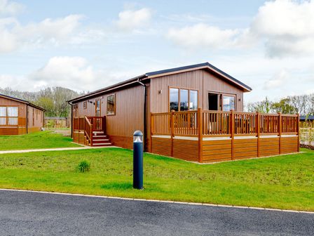 A lodge with a deck and garden at The Ailsworth (Pet) Kings Cliffe