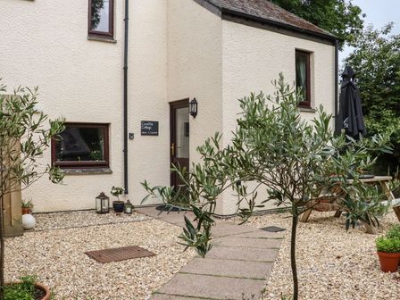 An entrance with a sign at Camellia Cottage Bodmin
