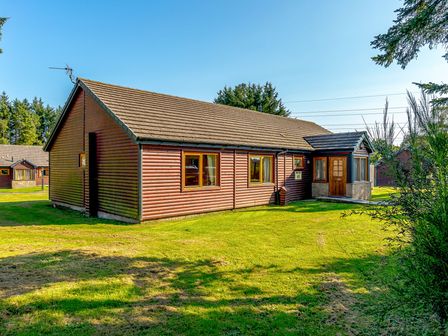 A house with windows and a door at Osprey Spa Plus Dundee