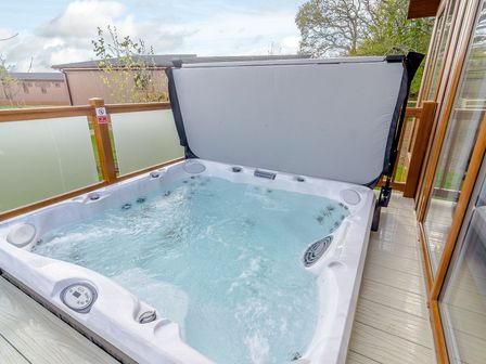 A hot tub in an outdoor area at The Folkesworth (Pet) in Kings Cliffe