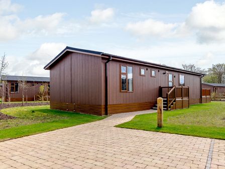 A wooden building with a pathway at The Alwalton (Pet) Kings Cliffe