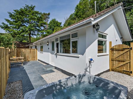An outdoor space with hot tub and seating at Klys 1.0 Spa in Perranporth