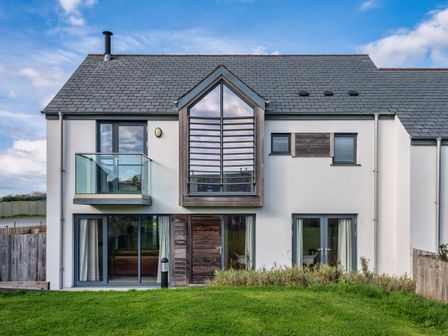 A house with a balcony and garden at Moleyns in Marhamchurch