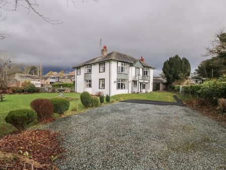 A house with a garden and driveway at Herdwick Croft in Bassenthwaite