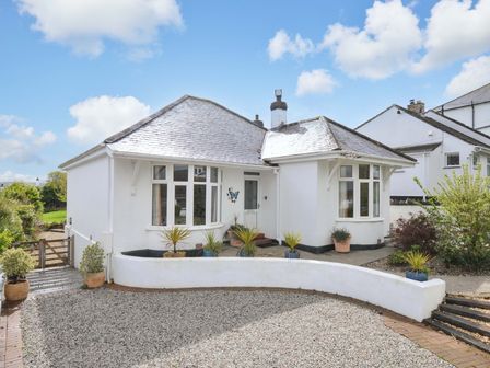 A bungalow with windows and garden at Porthmeor Wadebridge