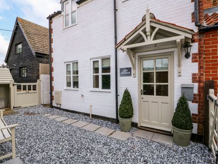An outdoor entrance with gravel path and plants at Joy's Cottage in Snettisham