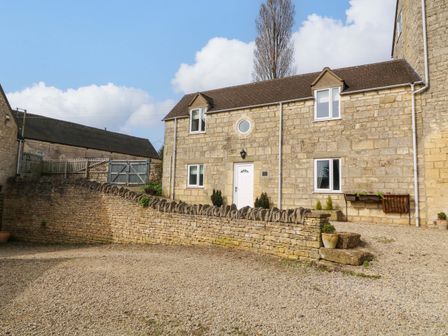 An outdoor area with a stone building and gravel pathway at Farm View Annex in Painswick