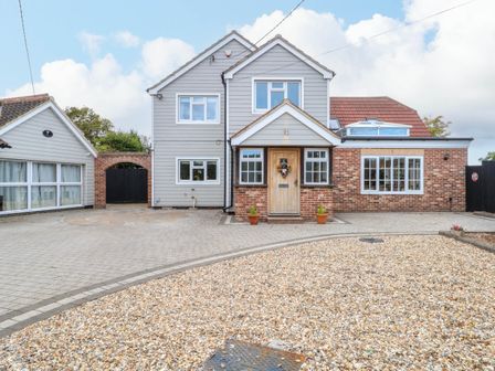 A house with a driveway and gravel at Oldfields in Bury St Edmunds