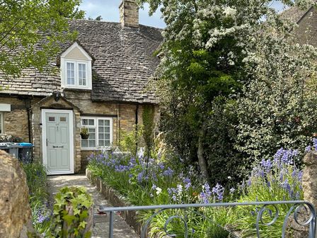 A house with a garden and pathway at Cotswolds Cozy Cottage Retreat - pet friendly, Finstock