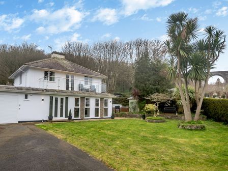 A house with garden and balcony at Broadsands in Paignton