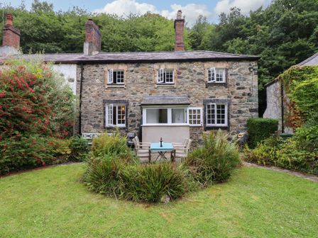 A house with a garden and seating area at 3 Tre Felin in Llandygai near Bangor