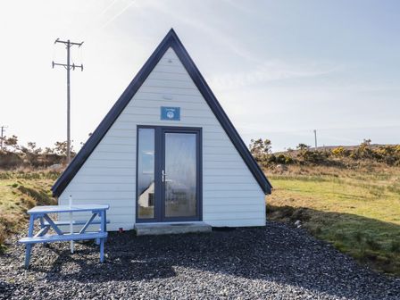 A cabin with a table outside at Cabin 7 Toraigh in Gortahawk