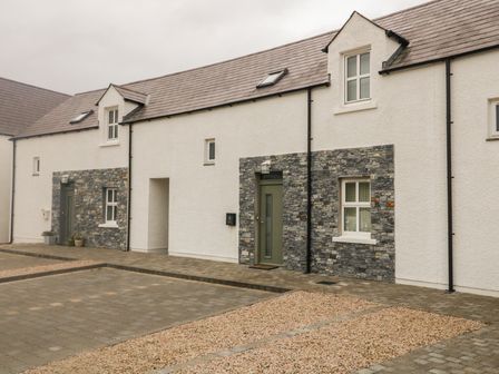 A row of houses with stone facades and a pathway at 2 Ard an Chuain, Dunfanaghy