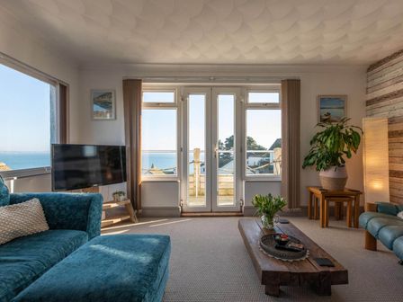 A living room with a sofa and coffee table at 1 Bed Flat - Sleeps 2 - Pets - Balcony - Parking Looe