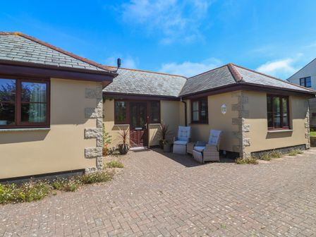 An outdoor seating area beside a house at Yonde View Camborne