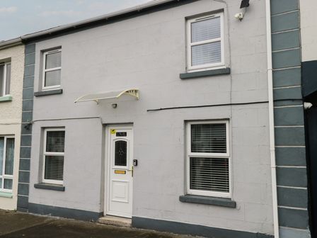 A house facade with a door and windows at Ti Maolla in Hollymount