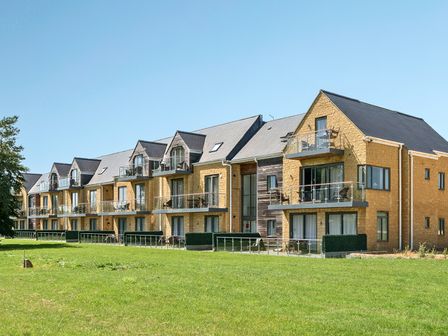 A building with balconies at Cotswolds Apartment, sleeps 4 in Chipping Norton
