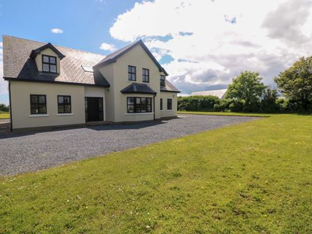A house with a lawn and gravel area at Vernegly in Banonow