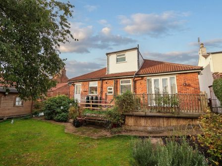 A house with a deck and garden at Westgate Willows in Nafferton