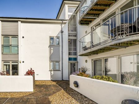 An outdoor area with balconies and windows at Apartment Sleeps 4 with Balcony and Parking, Kingsbridge