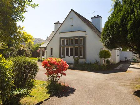 A house with a garden and driveway at White Gables Ambleside