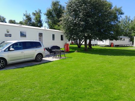 An outdoor area with a car parked next to a mobile home at Ye Old'e Man - Sleeps 6 &amp; Pet Friendly Near Flookburgh