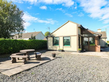 A garden with a table and benches at Kate’s Daingean