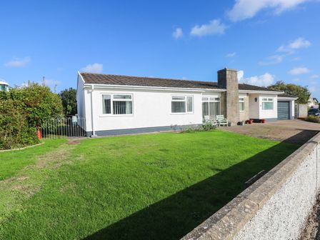 A house with a garden and driveway at 24 Little Castle Grove in Hubberston