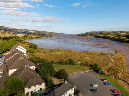 A view of river and houses at Guillemot in Kingsteignton