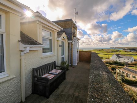 A terrace with a bench overlooking the sea at Llywelyn in Trearddur Bay