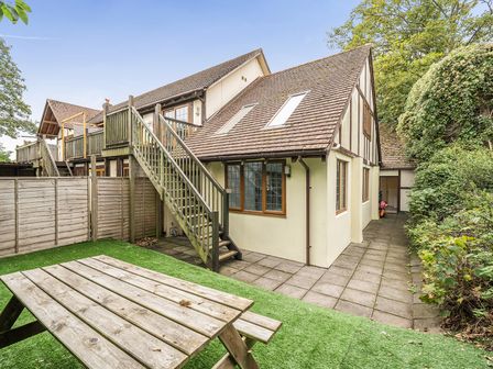 A garden with a picnic table and stairs at 2 Bed, Sleeps 4 with Parking and EV charging, Wadebridge