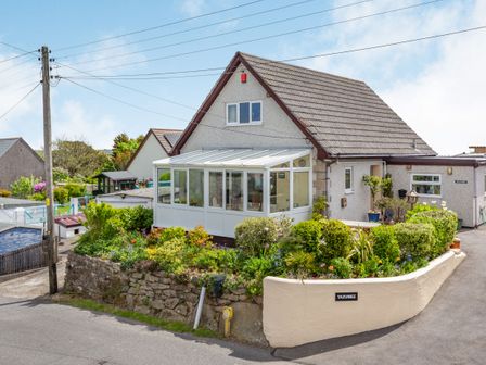 A house with a garden and a conservatory at Yazumez in Rescorla near St Austell