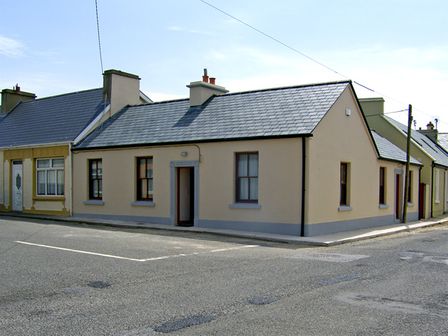 A street corner with single-story houses with chimneys and slate roofs at Kilkee Cottage in Kilkee County Clare