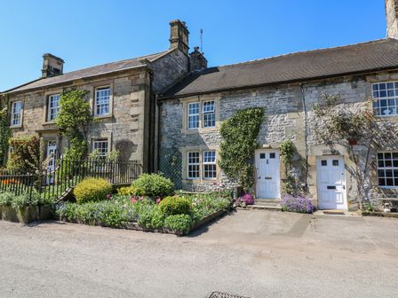 Large Cottages In The Peak District Big Group Accommodation To Rent