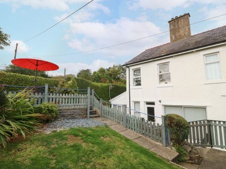 A house with a garden and umbrella at 2 Argoed Llanbedrog