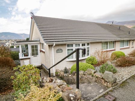 The exterior of a single-story house with a tiled roof stone steps and a garden at Manesty View in Keswick