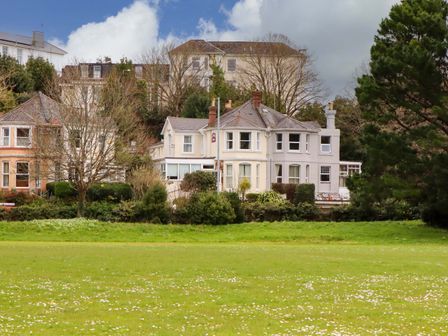 A house and garden at Avenue Park Villa in Torquay