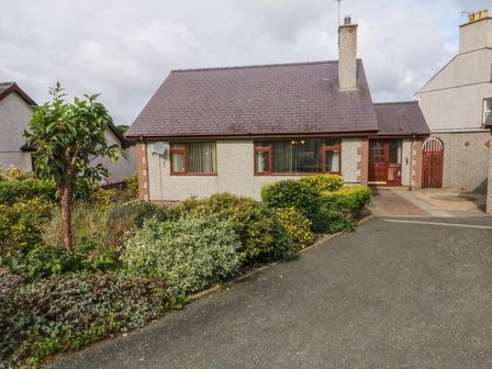 A single-story house with a front garden and driveway at Eryl in Nefyn