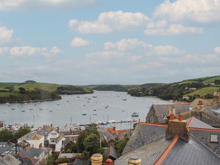 A view of a river with boats and houses on both sides at 7 Glenthorne House in Salcombe