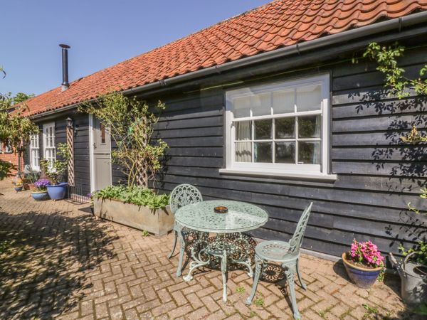 Holiday Cottages in Suffolk: Courtyard Cottage, Saxmundham | sykescottages.co.uk